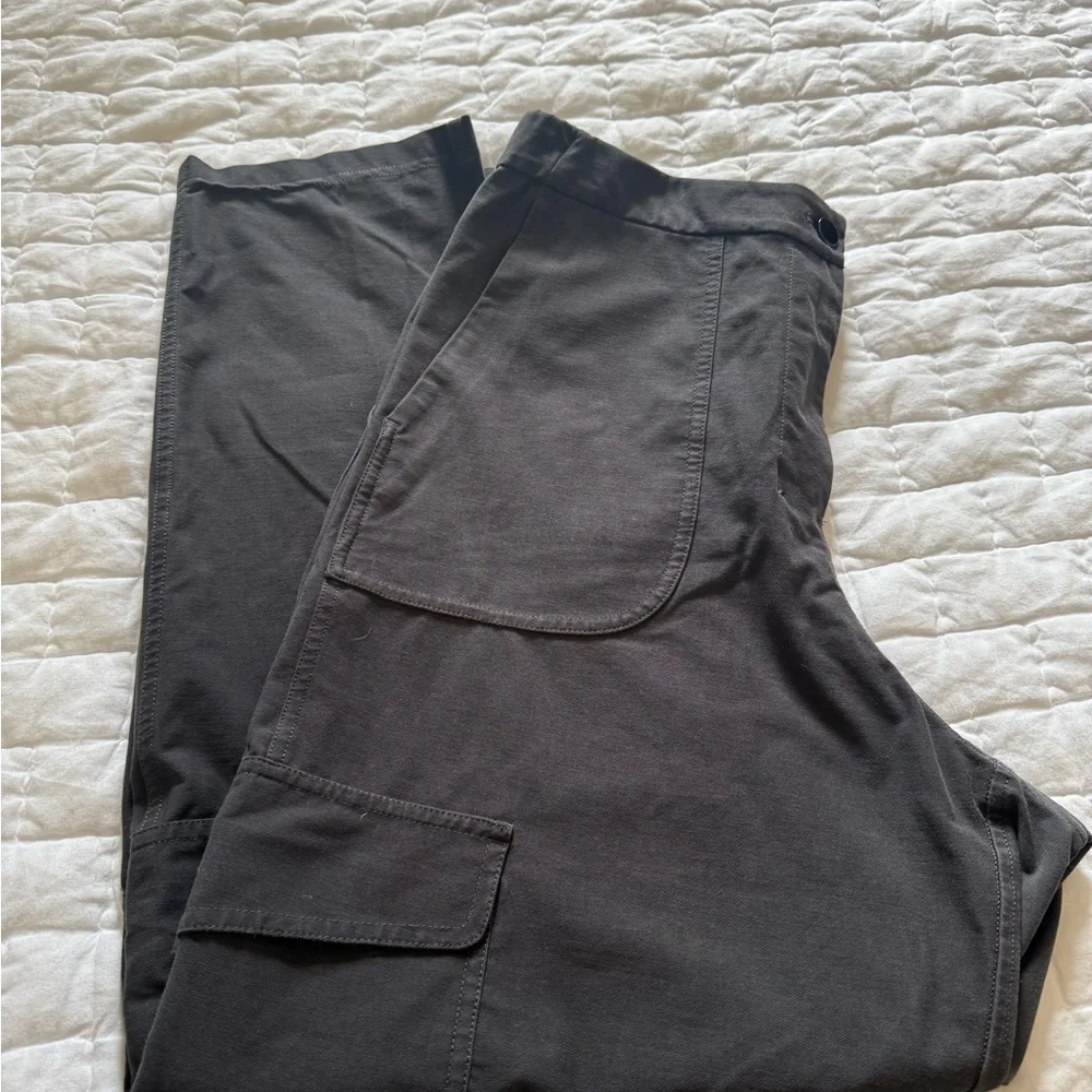 Women’s Lululemon Light Utilitech Cargo Pocket High Rise Pants - Picture 2 of 5